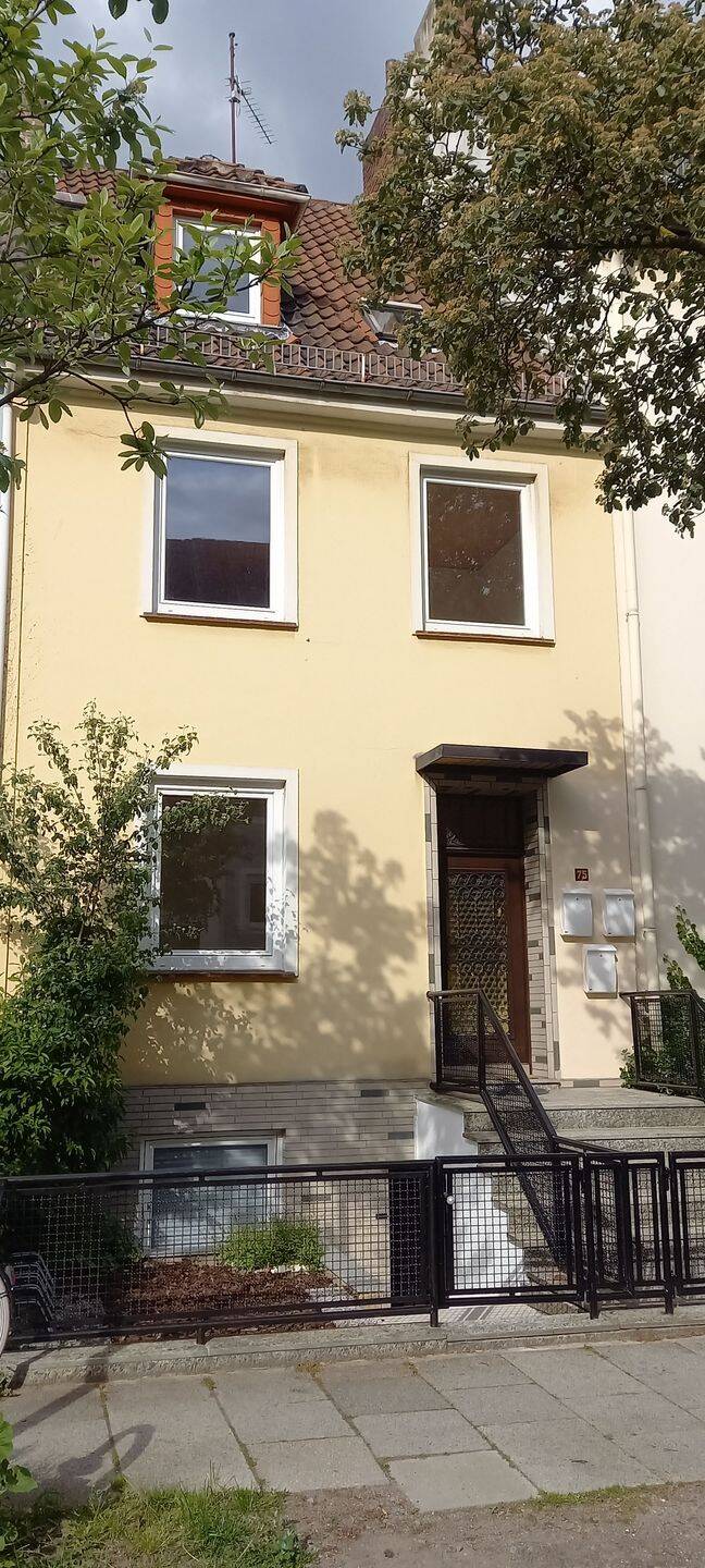 Ohne Courtage! Verkauf eines bisher gut vermieteten Reihenmittelhauses mit 3 WE und kleinem Garten, 28215 Bremen (Bahnhofsvorstadt Findorff-Bürgerweide Regensburger Straße Weidedamm)