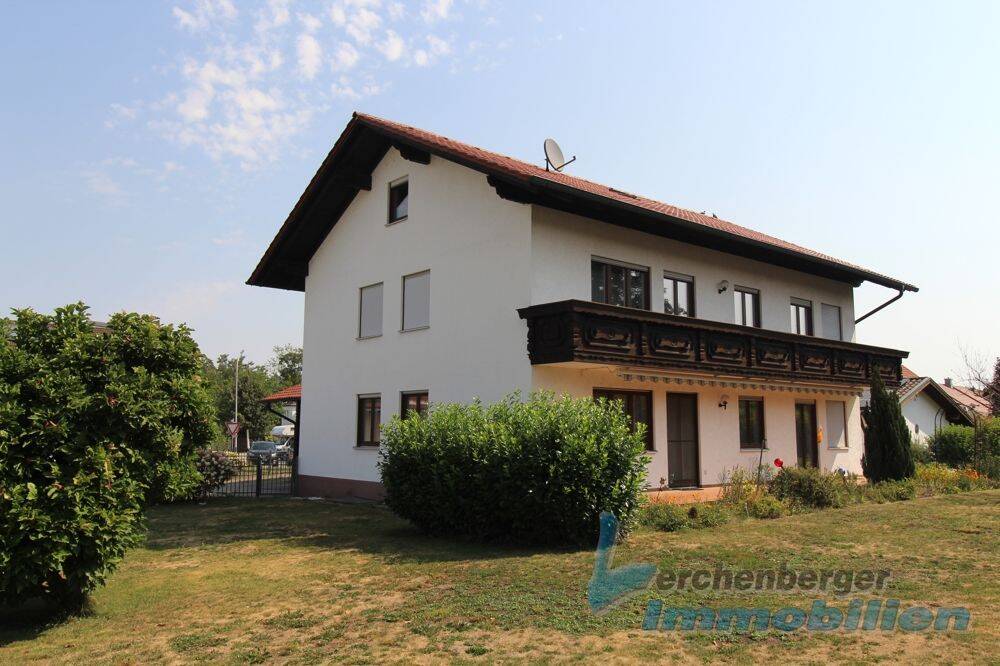 Großzügiges Zweifamilienhaus mit Garten in zentraler Lage des Marktes Eichendorf, 94428 Eichendorf