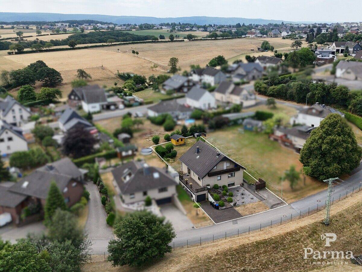 Freistehendes Einfamilienhaus inklusive vermieteter Souterrainwohnung in Nideggen-Schmidt, 52385 Nideggen