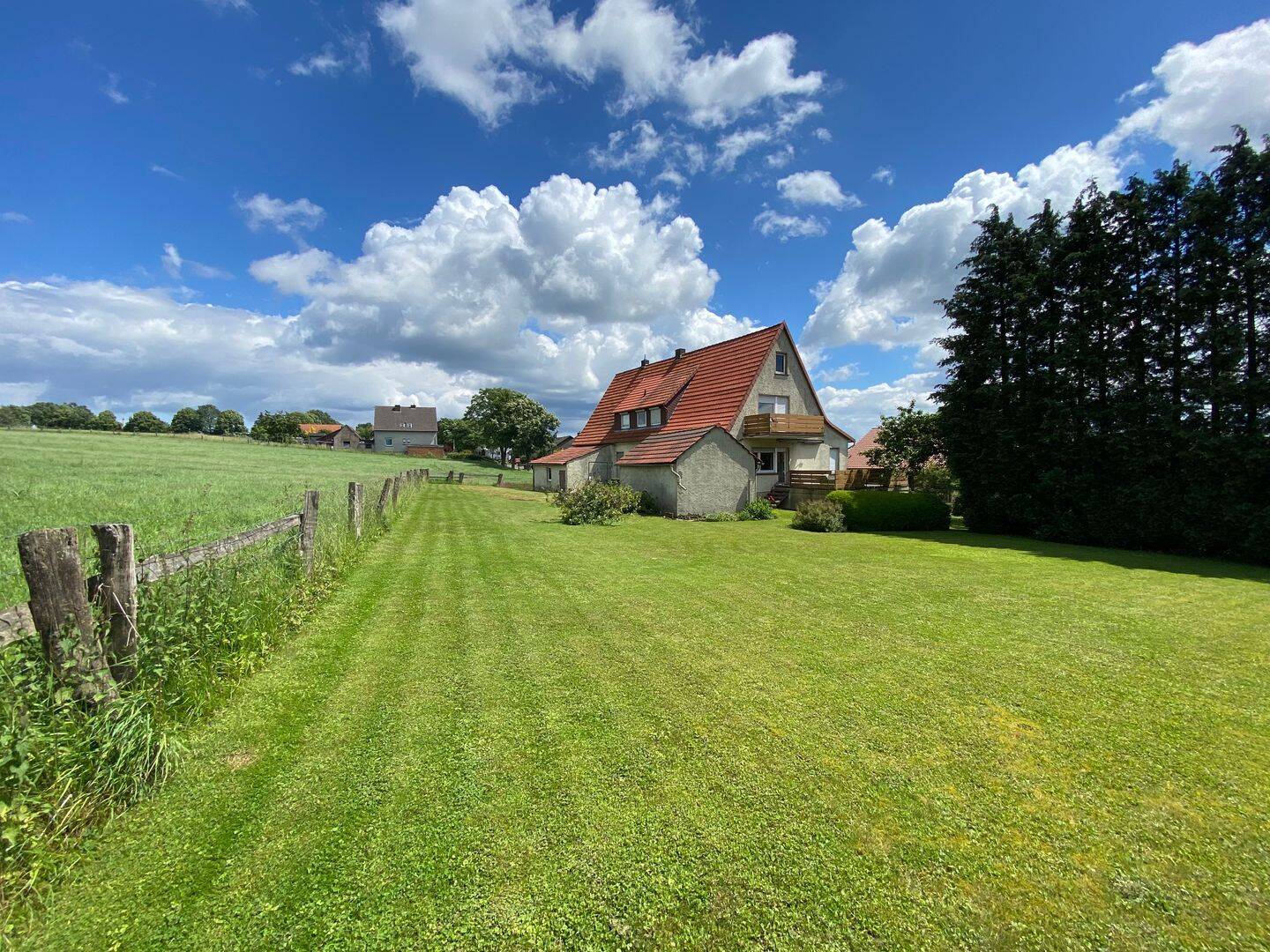 Modernisiertes Einfamilienhaus mit großem Garten, 2 Garagen und Wallboxen in Höxter-Bosseborn, 37671 Höxter
