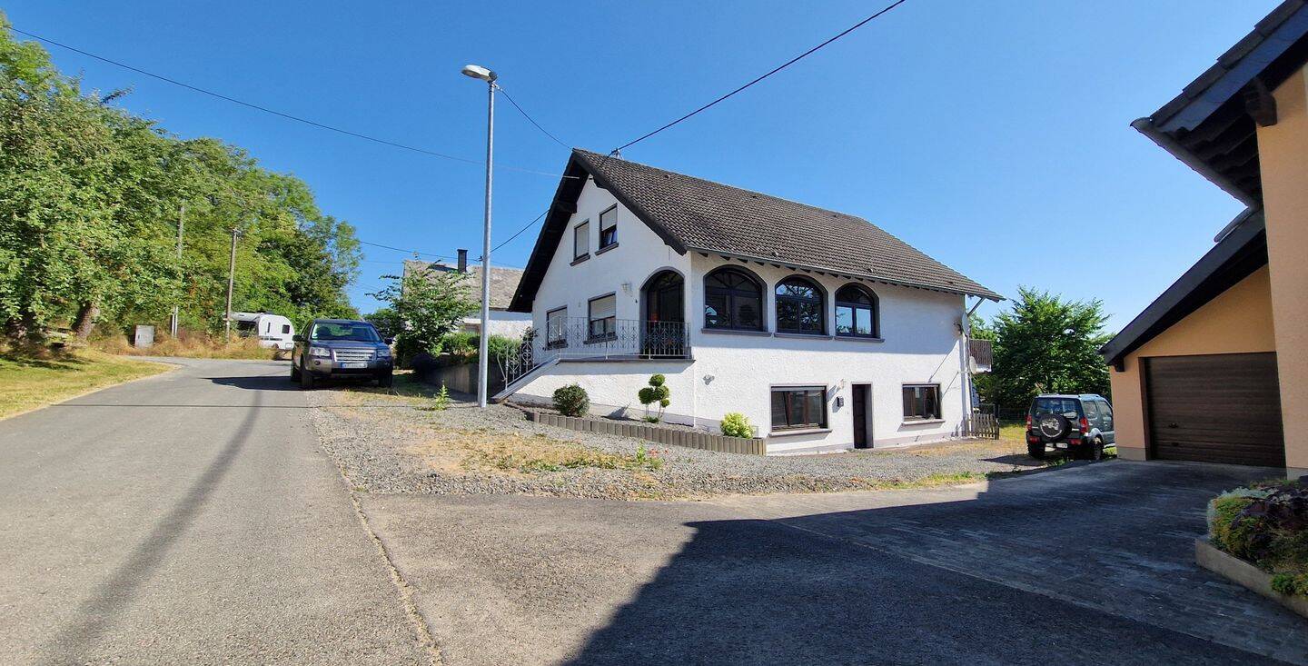 geräumiges Zweifamilienhaus mit Einlieger-Ferienwohnung in Schloßtal, 53945 Blankenheim