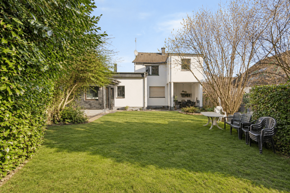 Großes Grundstück (ca..1.021 qm) mit möglicher Baulandperspektive und mietfreiem Zweifamilienhaus, 42719 Solingen (Gräfrath Merscheid Solingen-Mitte Wald)
