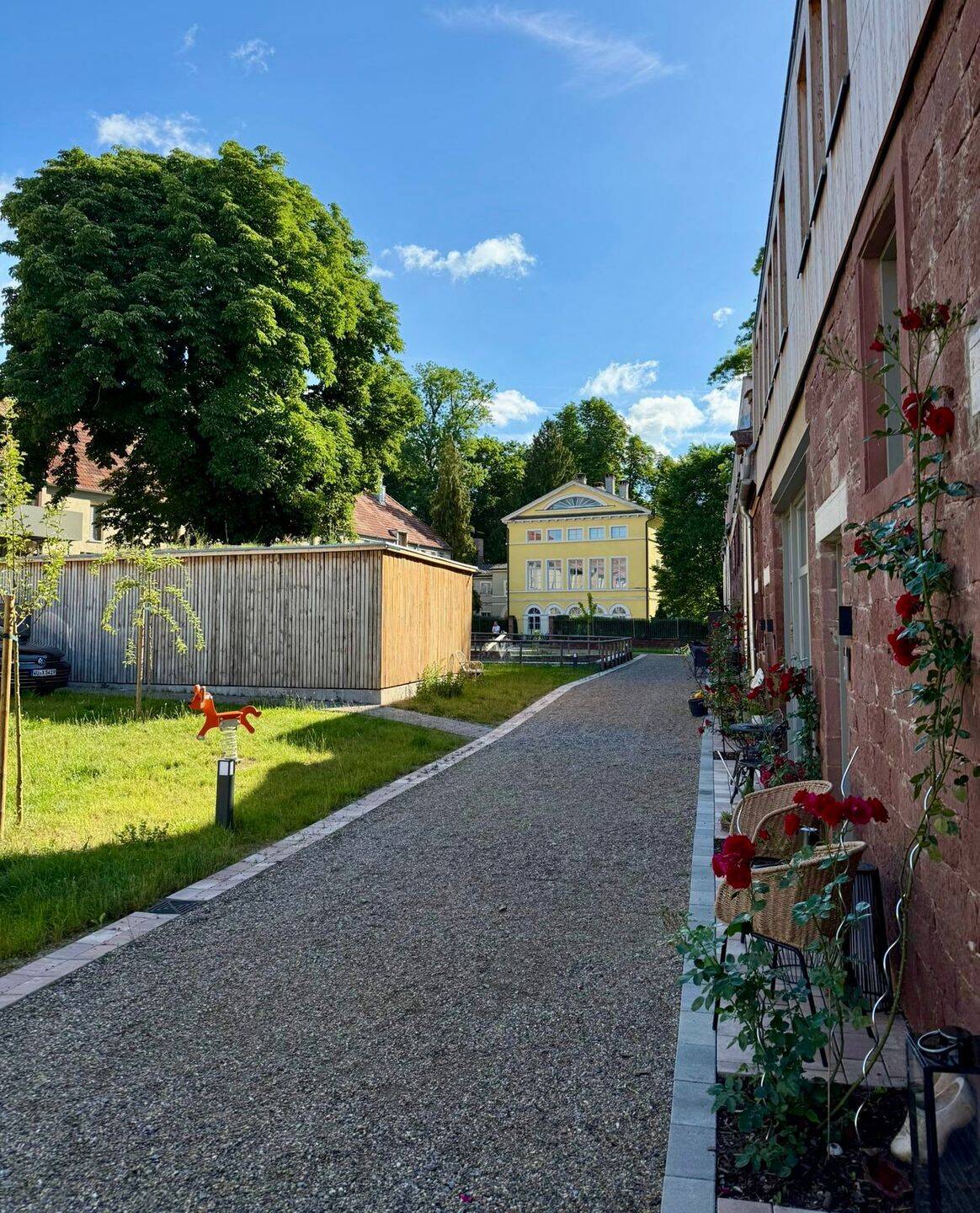 Wohnen am Schloss…! Hochwertig sanierte 4-Zimmerwohnung mit Terrasse und Garten…!, 97292 Uettingen