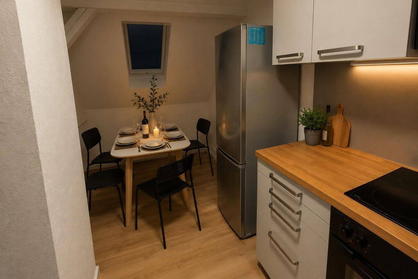 Wunderschöne 3 Zi Dachgeschoss Wohnung mit Balkon und Küche, 90429 Nürnberg