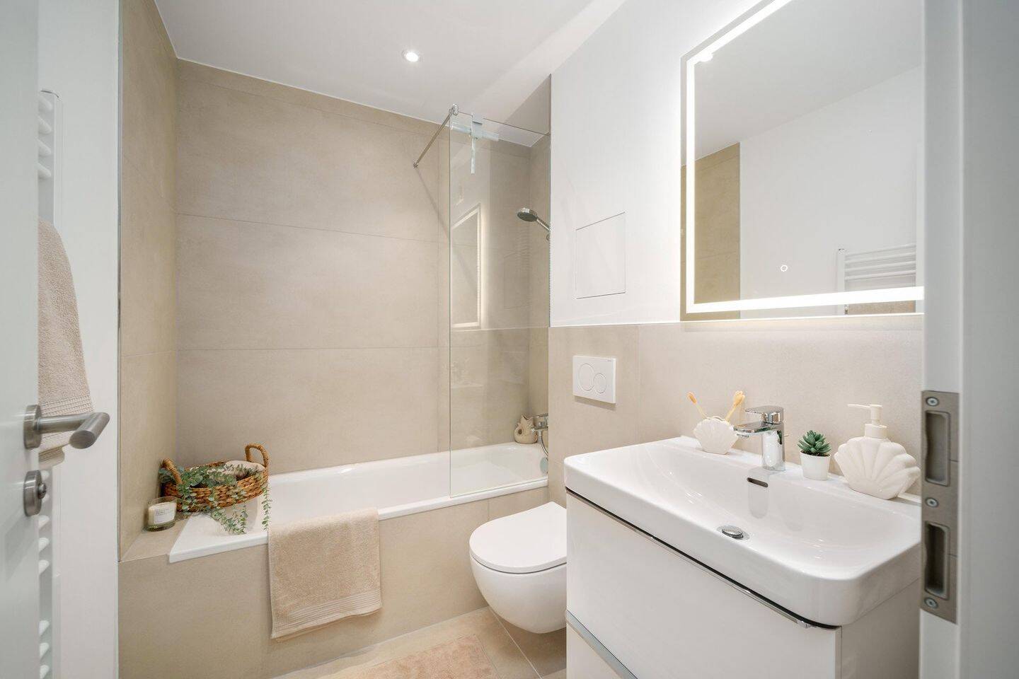 Provisionsfrei: Modernisierte 3-Zimmerwohnung mit Südostbalkon, 81477 München (Thalk. Obersendl.-Forsten-Fürstenr.-Solln)
