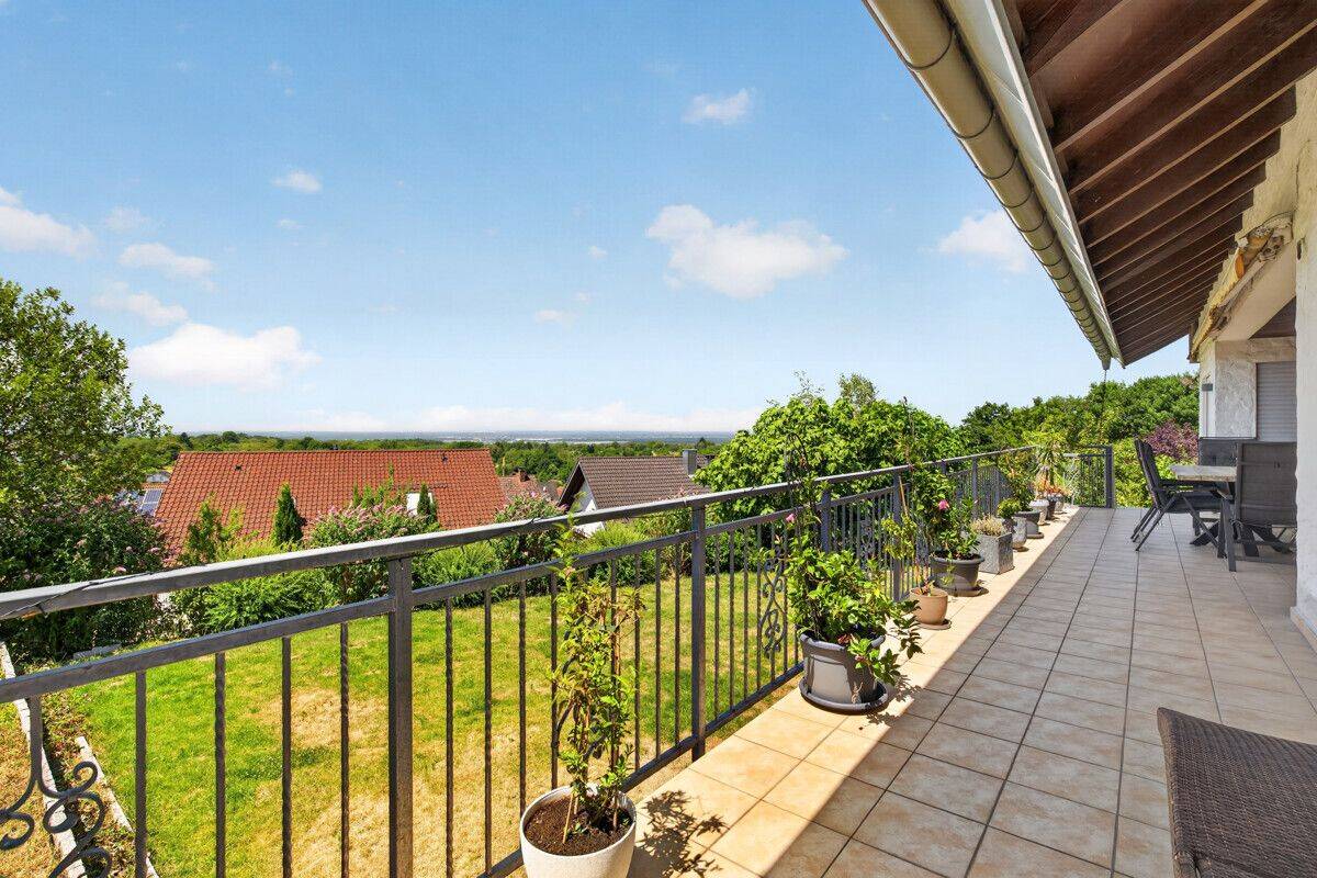 Fernblick bis ins Elsass – großzügige Architektenvilla mit Wellnessbereich, 76316 Malsch