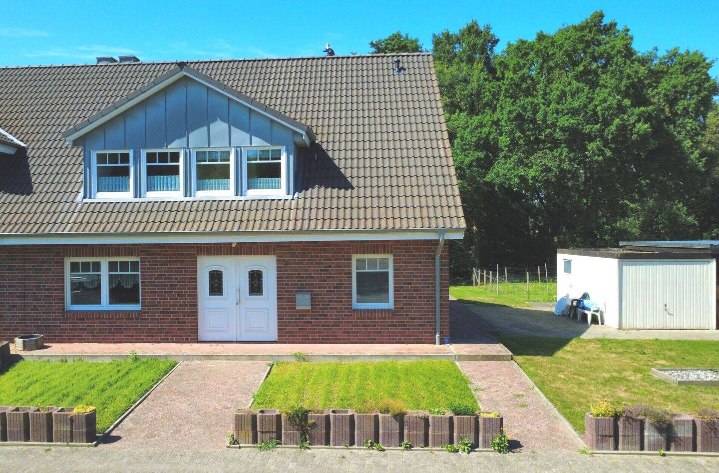 Energieeffiziente Doppelhaushälfte mit zwei Garagen, Carport und traumhaftem Blick ins Grüne, 27374 Visselhövede