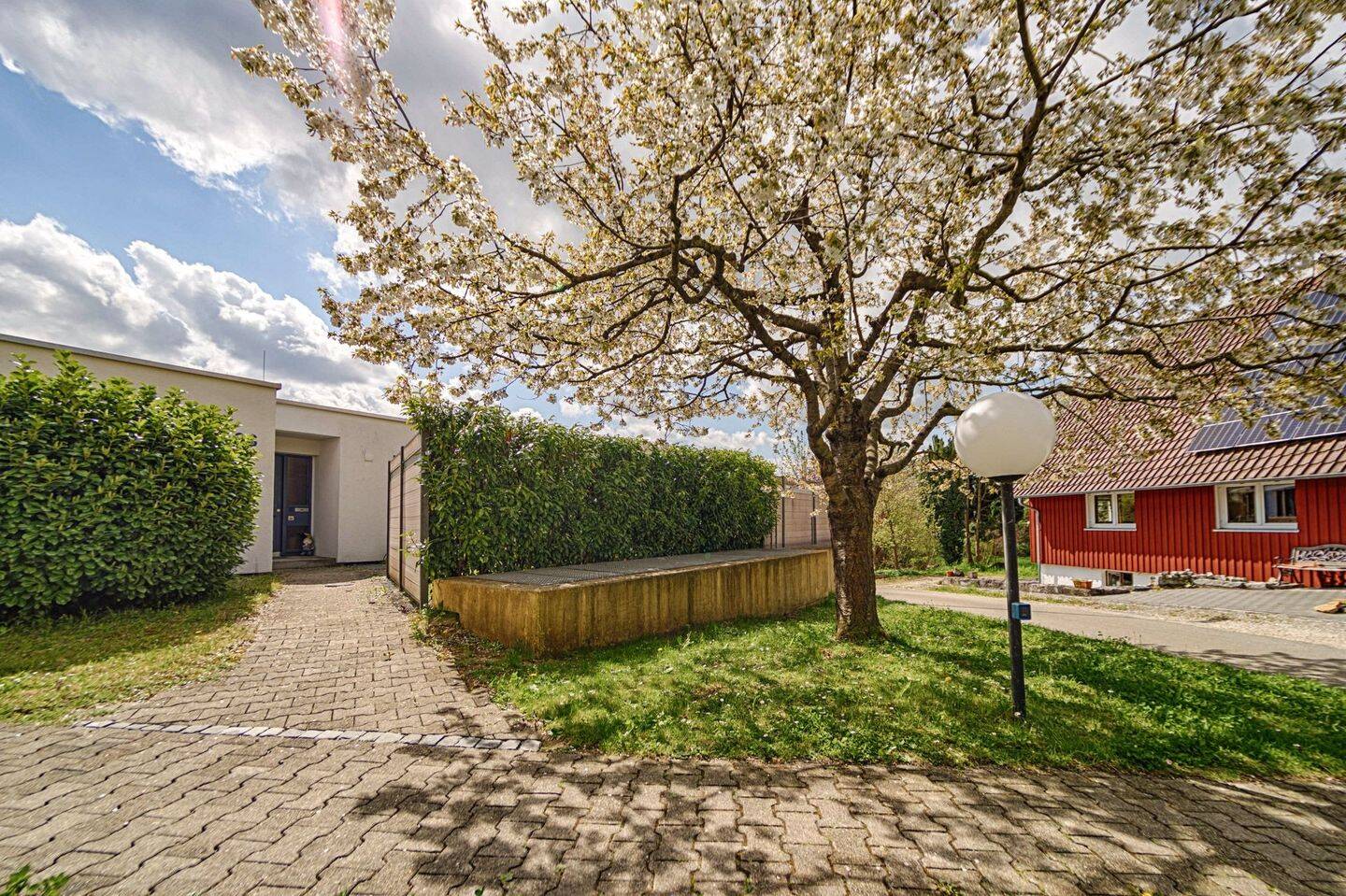 Wohnen auf einer Ebene – gepflegte Doppelhaushälfte in Bungalowbauweise mit Garten, 72800 Eningen unter Achalm