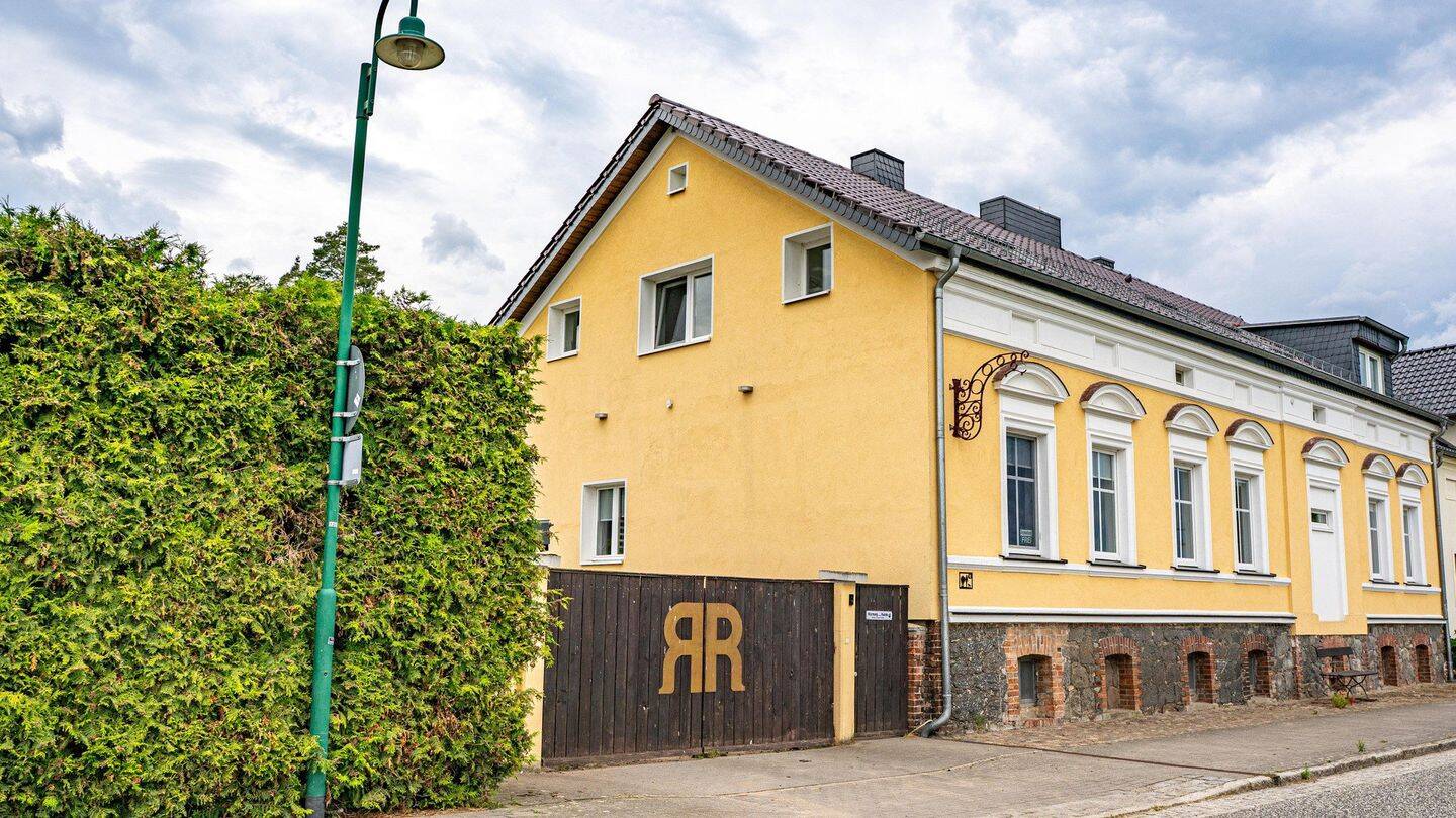 schöne kernsanierte Gründerhausvilla mit 3 WE sofort vermietbar inkl. Pferdestall und Ferienwohnung, 16259 Falkenberg