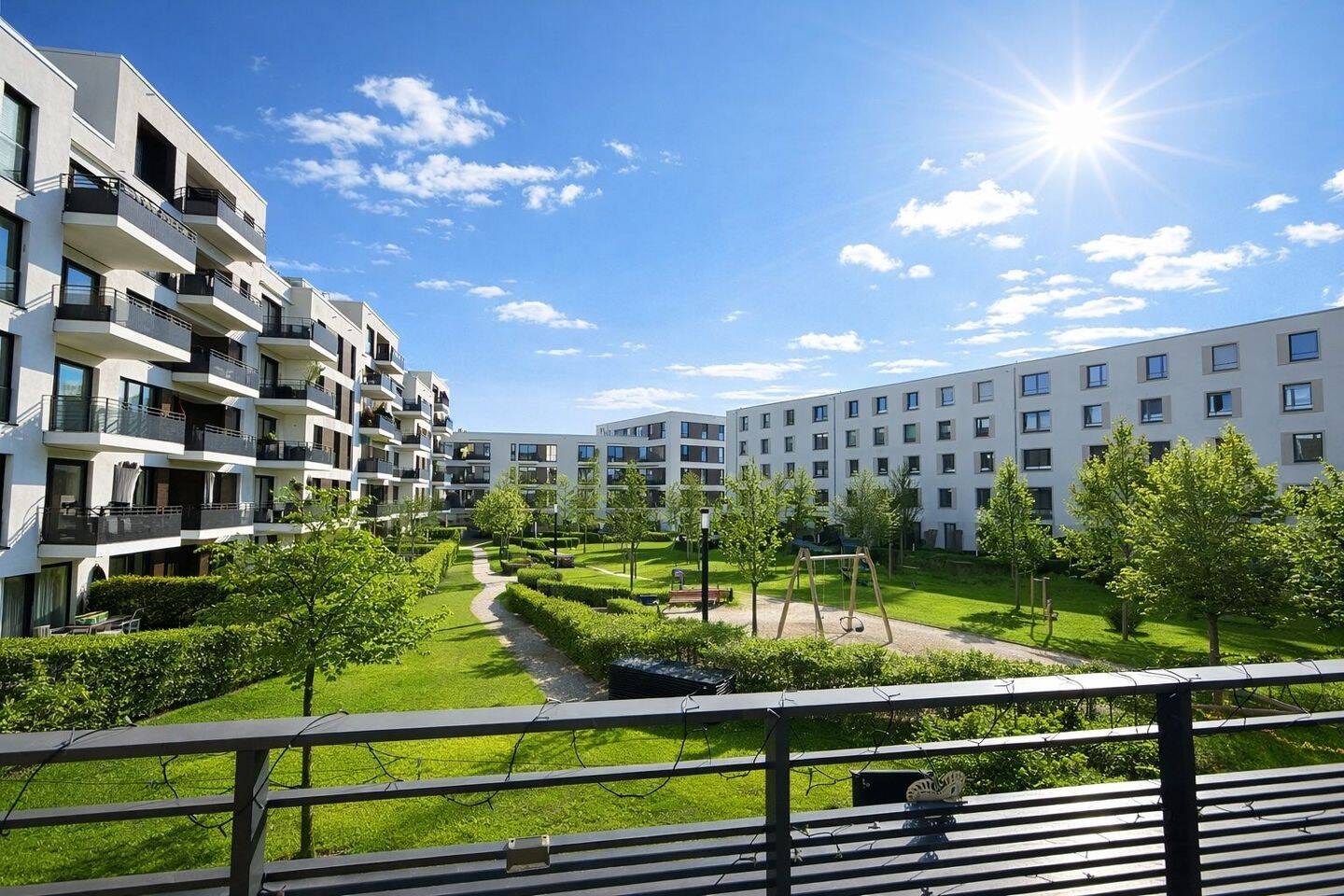 Exklusive 3-Zimmer-Wohnung mit Süd/West-Balkon, EBK, 2 Bädern & Tiefgarage in München-Nymphenburg