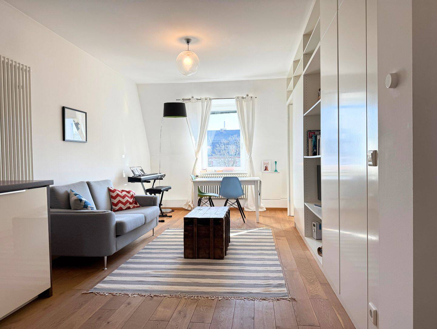 ALTBAUCHARME IM NORDEND – Aufwendig sanierte, möblierte 2-Zimmer-DG-Wohnung mit EBK (Vermietet), 60389 Frankfurt am Main (Bergen-Enkheim Bornheim Nordend-Ost Nordend-West Seckbach)