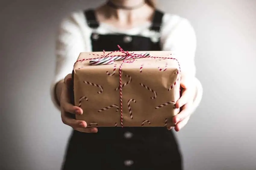 10 Last Minute Weihnachtsgeschenke für die Wohnung 1 10 Last minute Weihnachtsgeschenke rund ums Wohnen: Bild zeigt Geschenkpaket