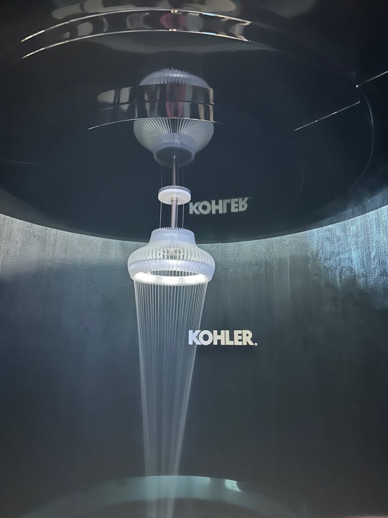 neue Ideen fürs Bad: Bild zeigt den neuen Duschkopf von Kohler mit multiplen Funktionen