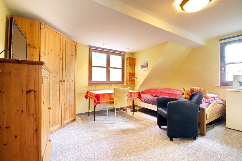 Grün umgeben - Dachgeschosszimmer mit Gartenzugang, 45219 Essen (Kettwig)