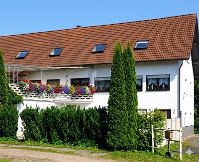 Mehrfamilienhaus mit Potenzial in Hösbach, 63768 Hösbach