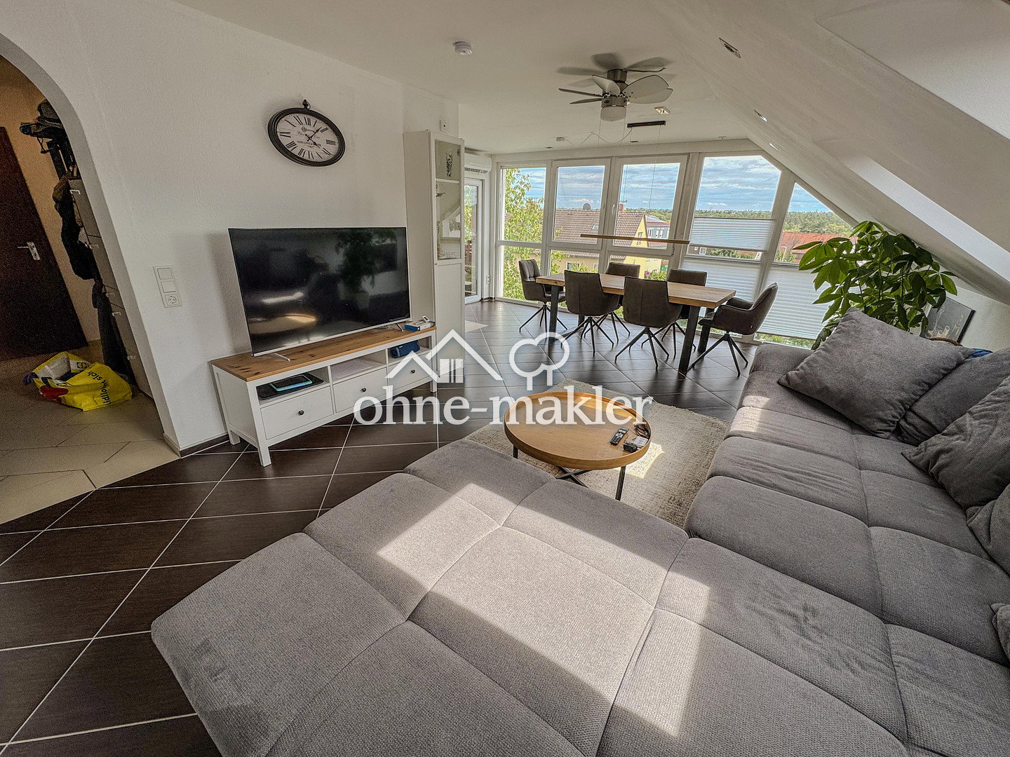 Moderne 4-Zimmer-DG-Wohnung mit Balkon in Dormitz, 91077 Dormitz