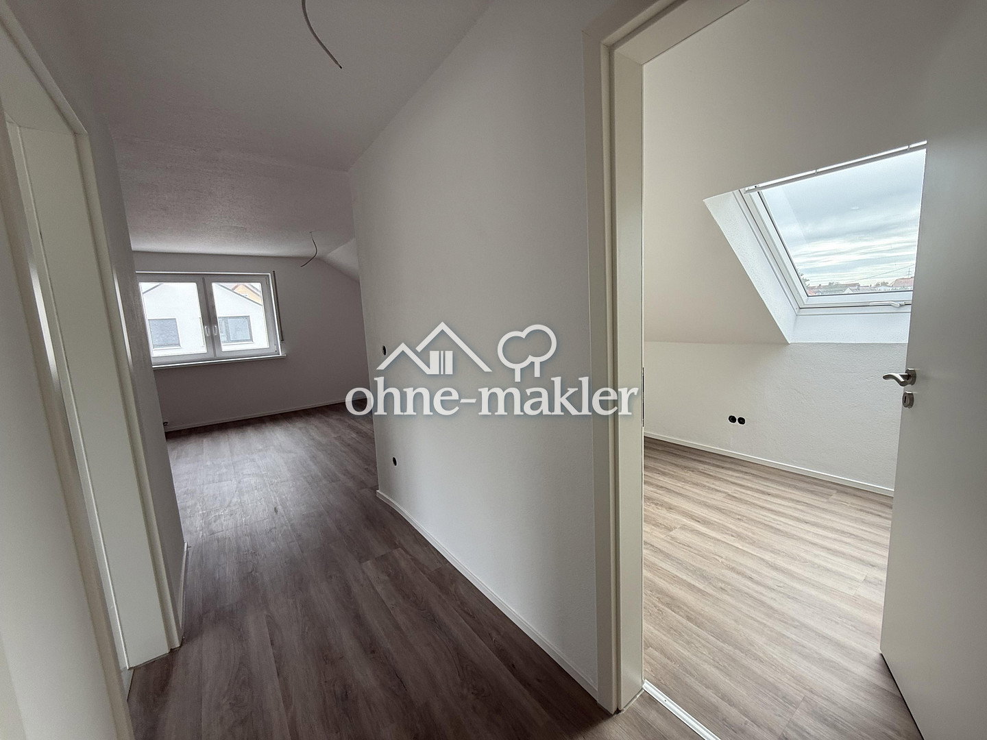 Stilvolle, kernsanierte 1,5-Zimmer-Dachgeschosswohnung in zentraler und ruhiger Lage von Eching, 85386 Eching