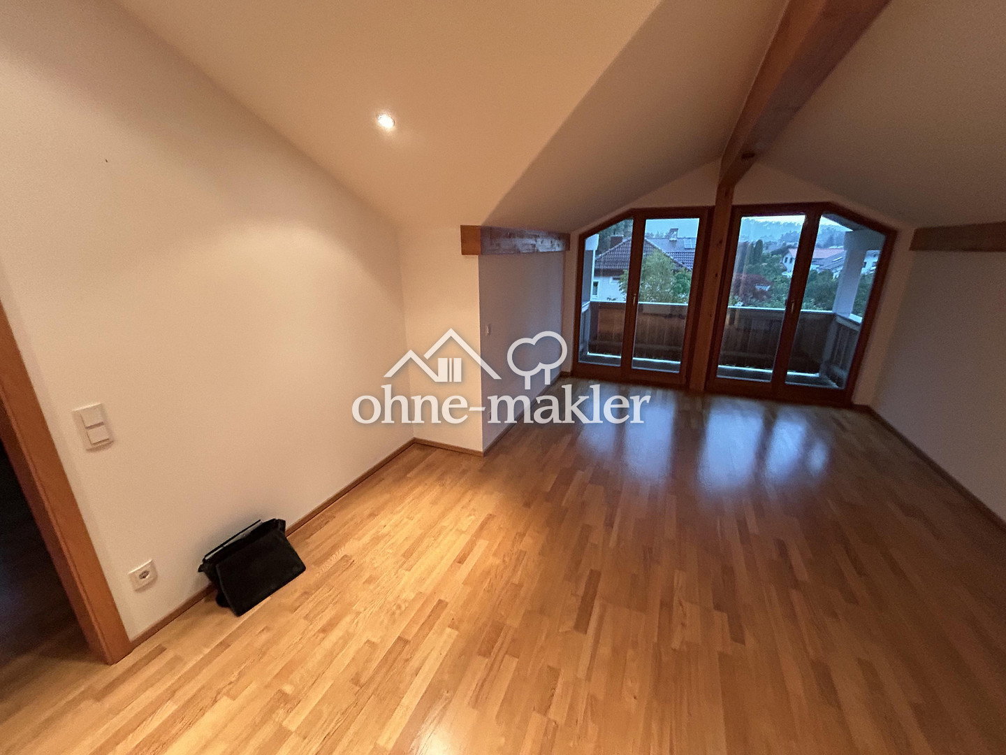 Dachgeschosswohnung in Neubeuern – Balkon & Parkett, 83115 Neubeuern