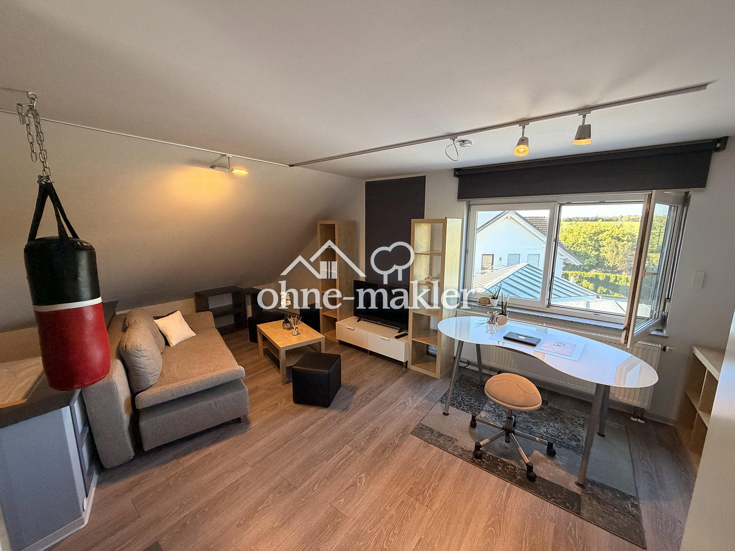 ruhiges Dachgeschoss mit Stellplatz & Waldblick, 73492 Rainau