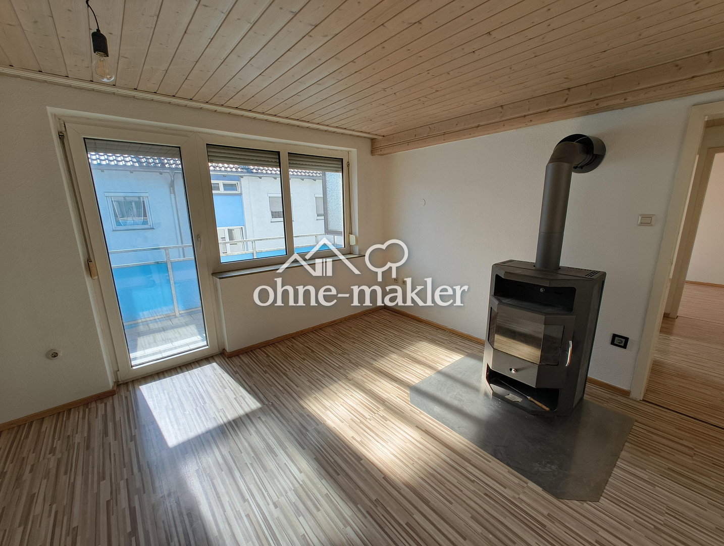 Charmante Wohnung mit Balkon & Holzofen in Leonberg, 71229 Leonberg