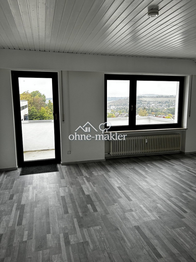 Helle 3- Zimmer Dachgeschosswohnung mit Balkon, 65232 Taunusstein