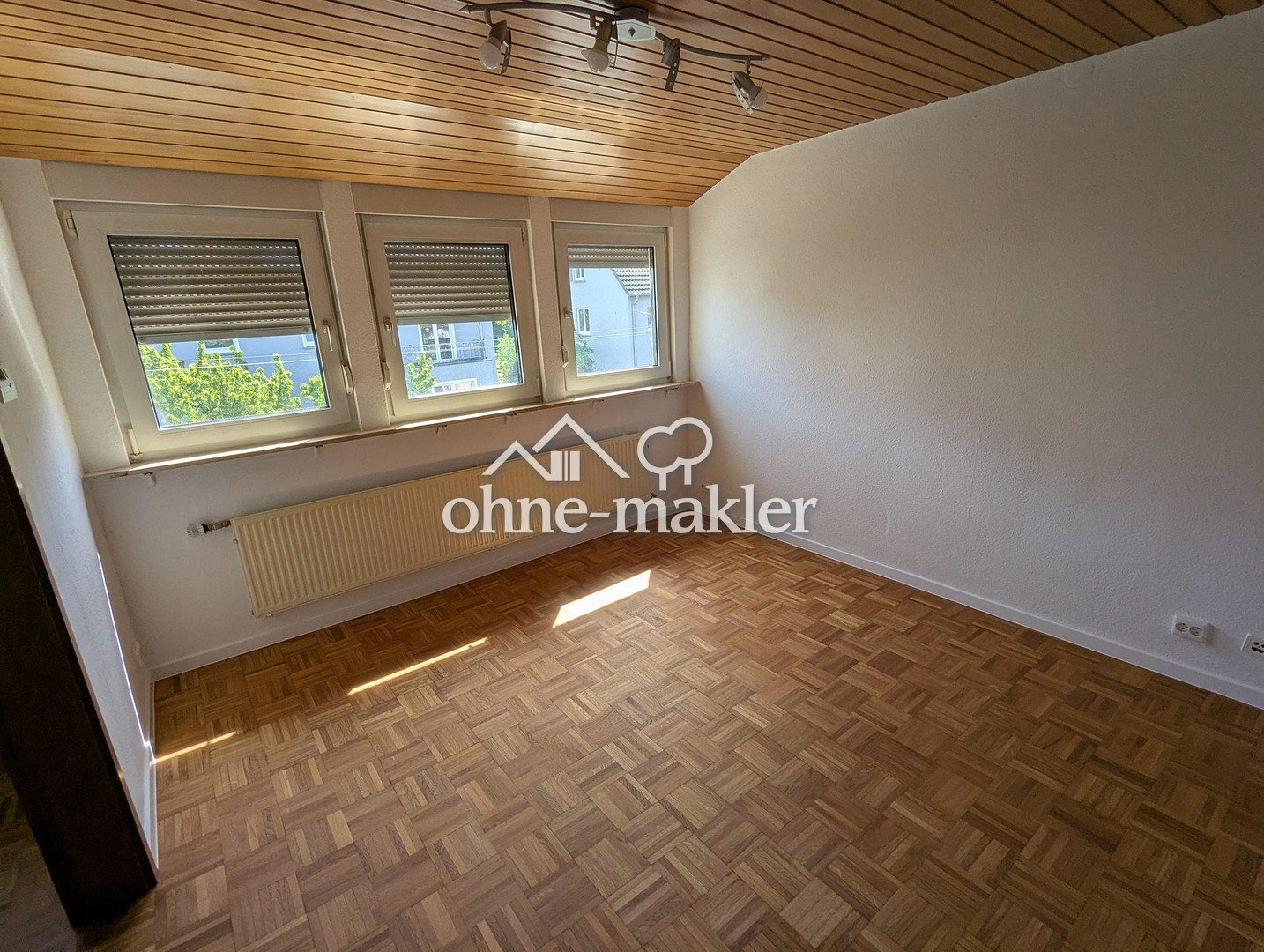 Dachgeschosswohnung mit Balkon in Stuttgart-Bad Cannstatt, 70374 Stuttgart (Bad Cannstatt Sommerrain)