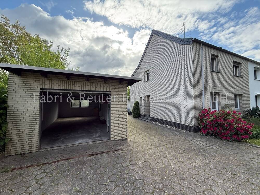 **Doppelhaushälfte mit großem Grundstück sucht neuen Eigentümer!! Sanierungsbedürftig**, 47929 Grefrath