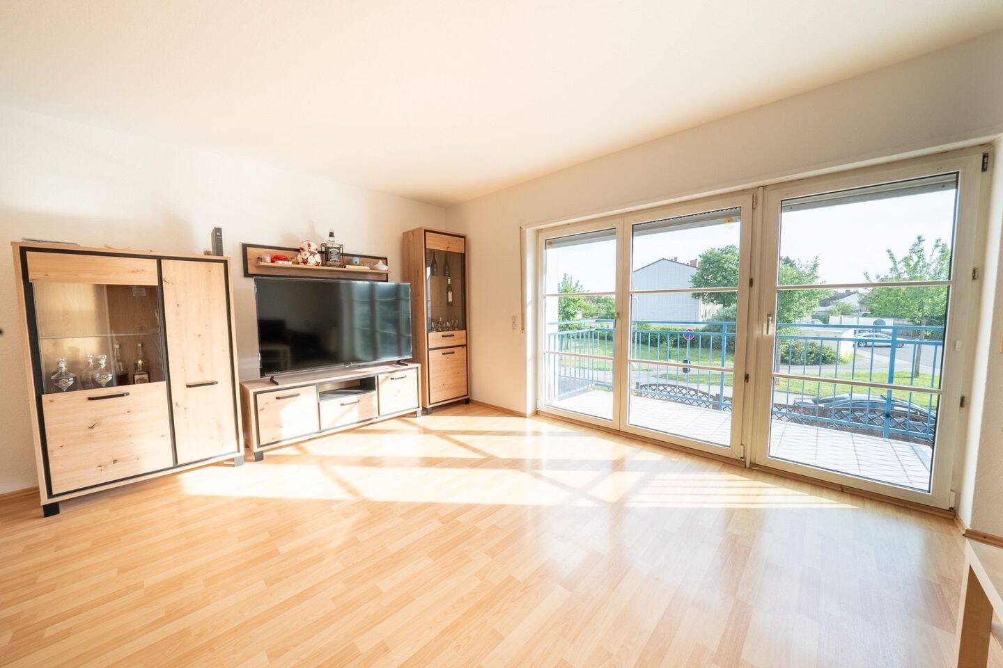 Moderne 2-ZKB mit Balkon, EBK & Stellplatz in kleinem Wohnhaus