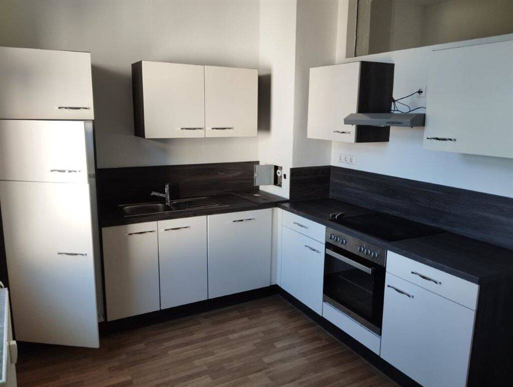 Großzügige 3-Zimmer mit Einbauküche, Laminat, sep. WC und Wannenbad im Zentrum!, 8371 Glauchau