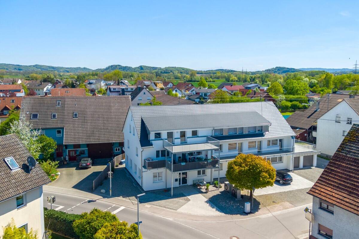 Renoviert, bezugsfrei, besonders – Großzügige Dachgeschosswohnung mit Balkon, 78269 Volkertshausen