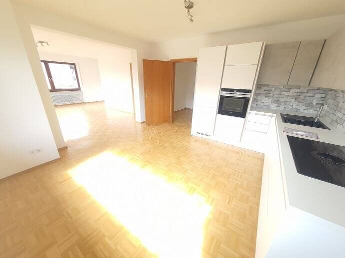 Ruhige, großzügige und helle Wohnung // Großer Balkon, moderne Einbauküche und Badewanne, 92224 Amberg