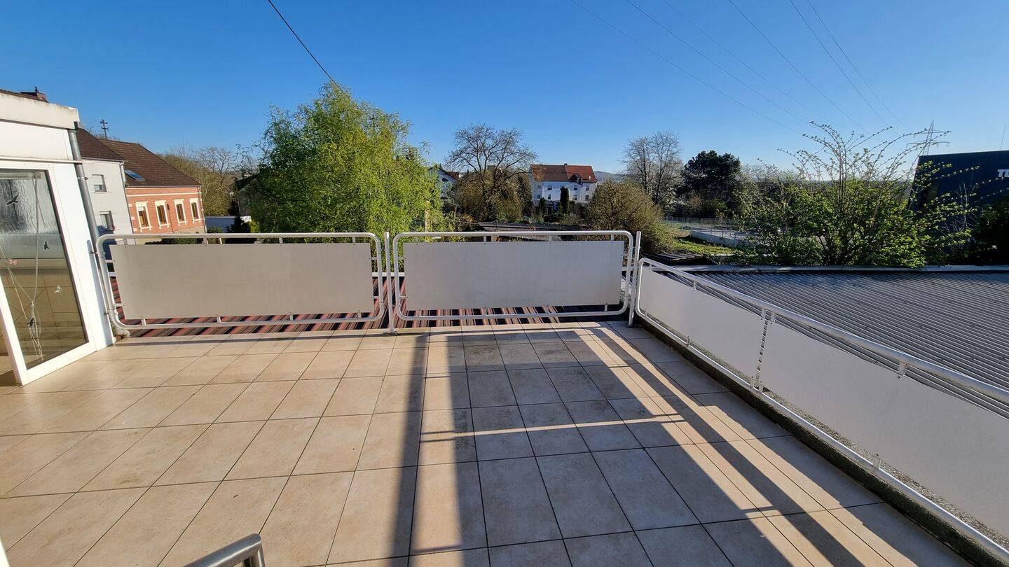 *** MÖCHTEN SIE SONNE? *** Lichtdurchflutete Terrassenwohnung mit Doppelgarage und Halle, 66127 Saarbrücken