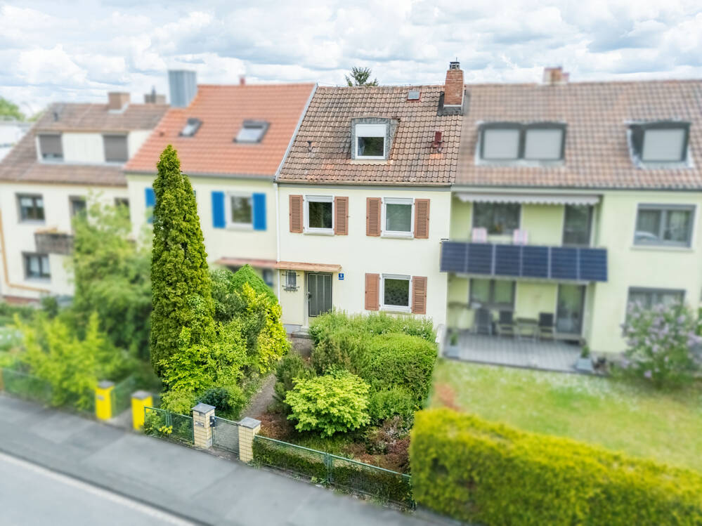 Sanierungsbedürftiges Reihenmittelhaus in beliebter Lage