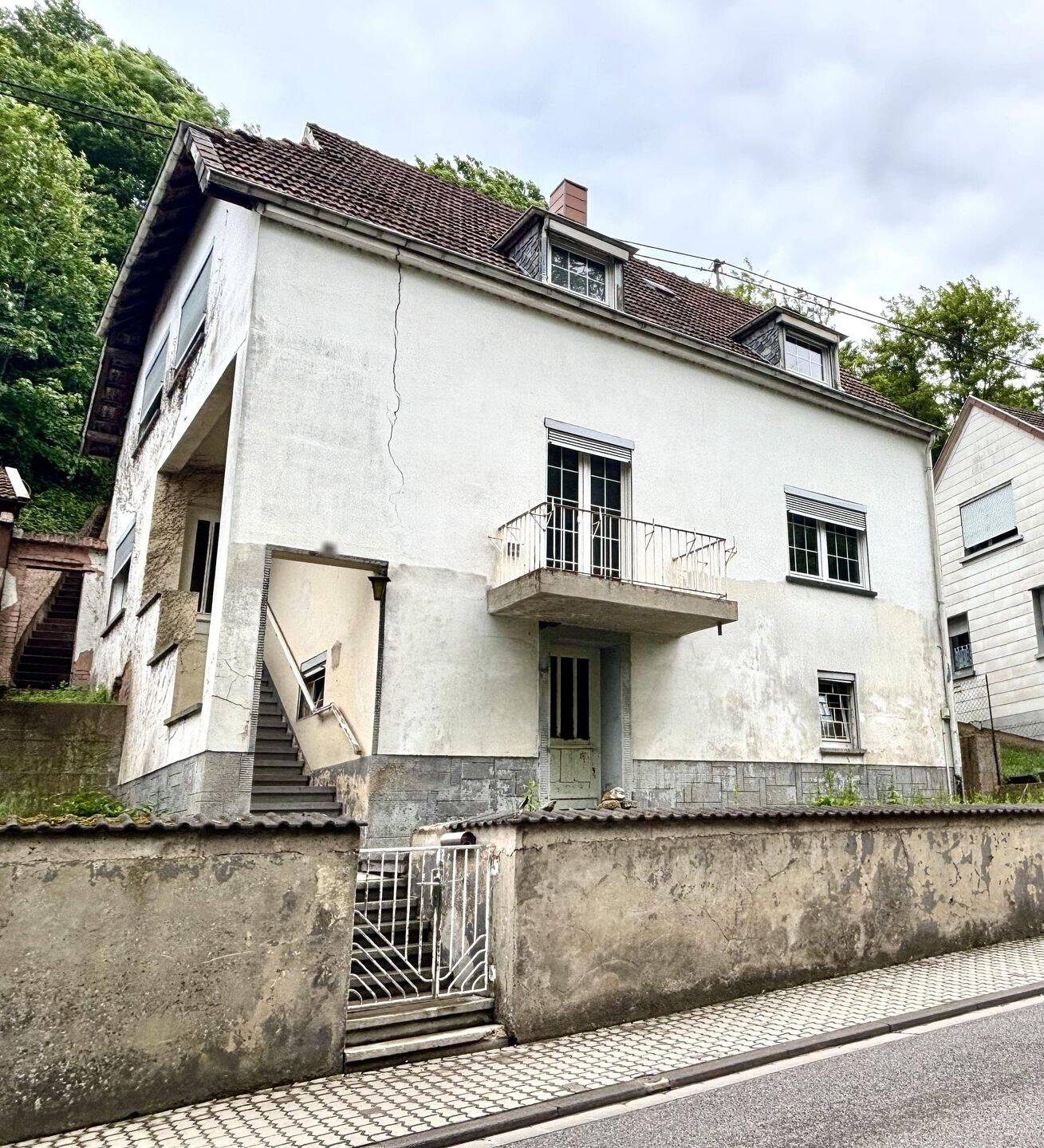 Freistehendes Ein- Zweifamilienhaus in zentraler Lage von Beckingen, 66701 Beckingen