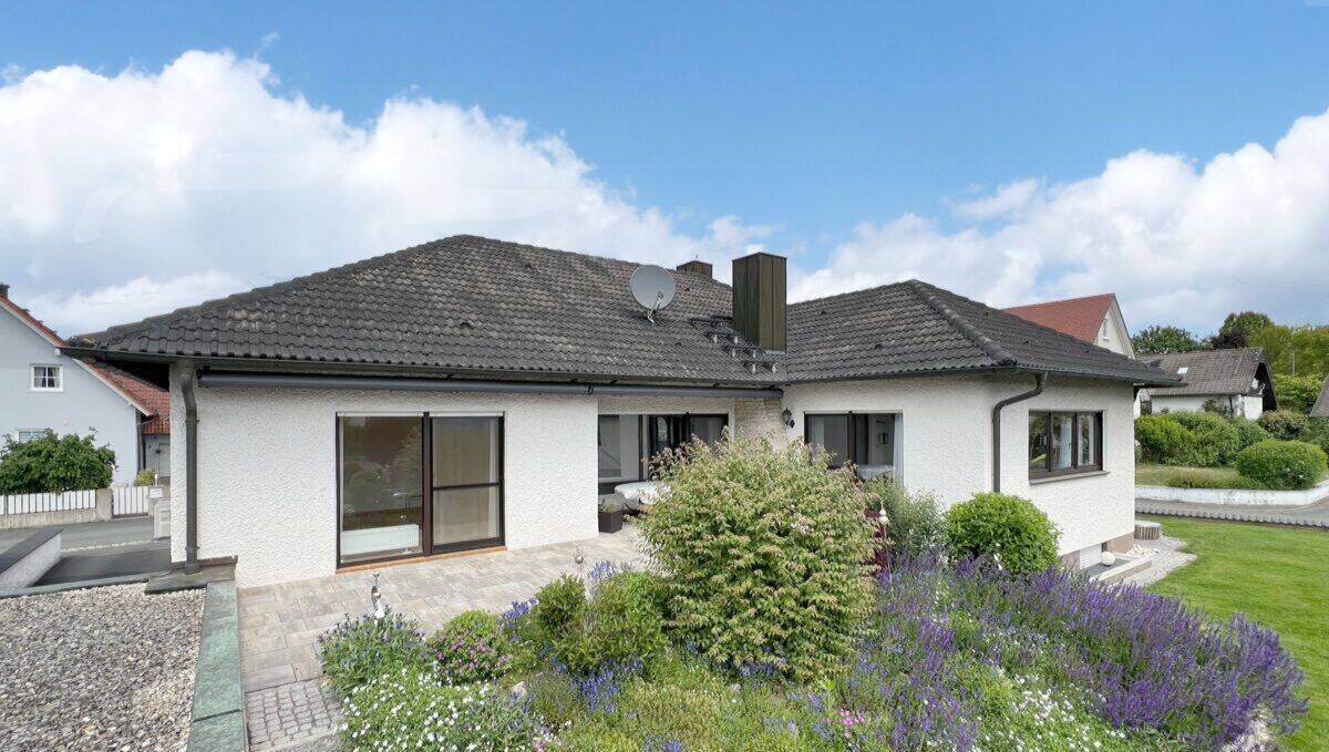 Klimaanlage inklusive: Bungalow mit Einliegerwohnung und Gartenidylle in Eggolsheim, 91330 Eggolsheim