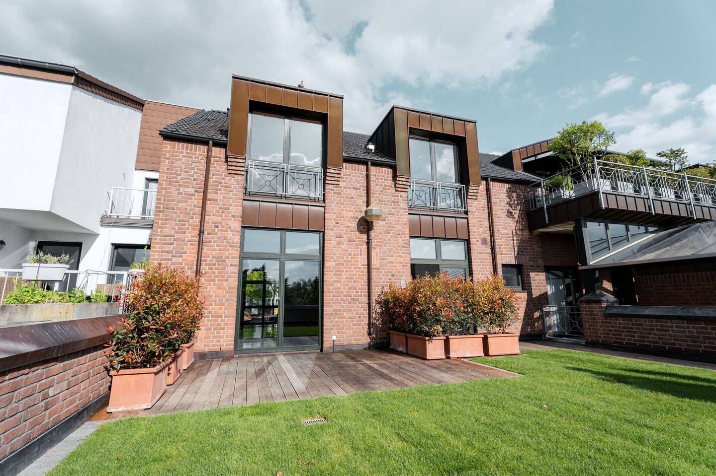 Ihr privates Haus-in-Haus: Erstklassige Maisonette mit eigenem Dachgarten & TG-Stellplatz, 40668 Meerbusch