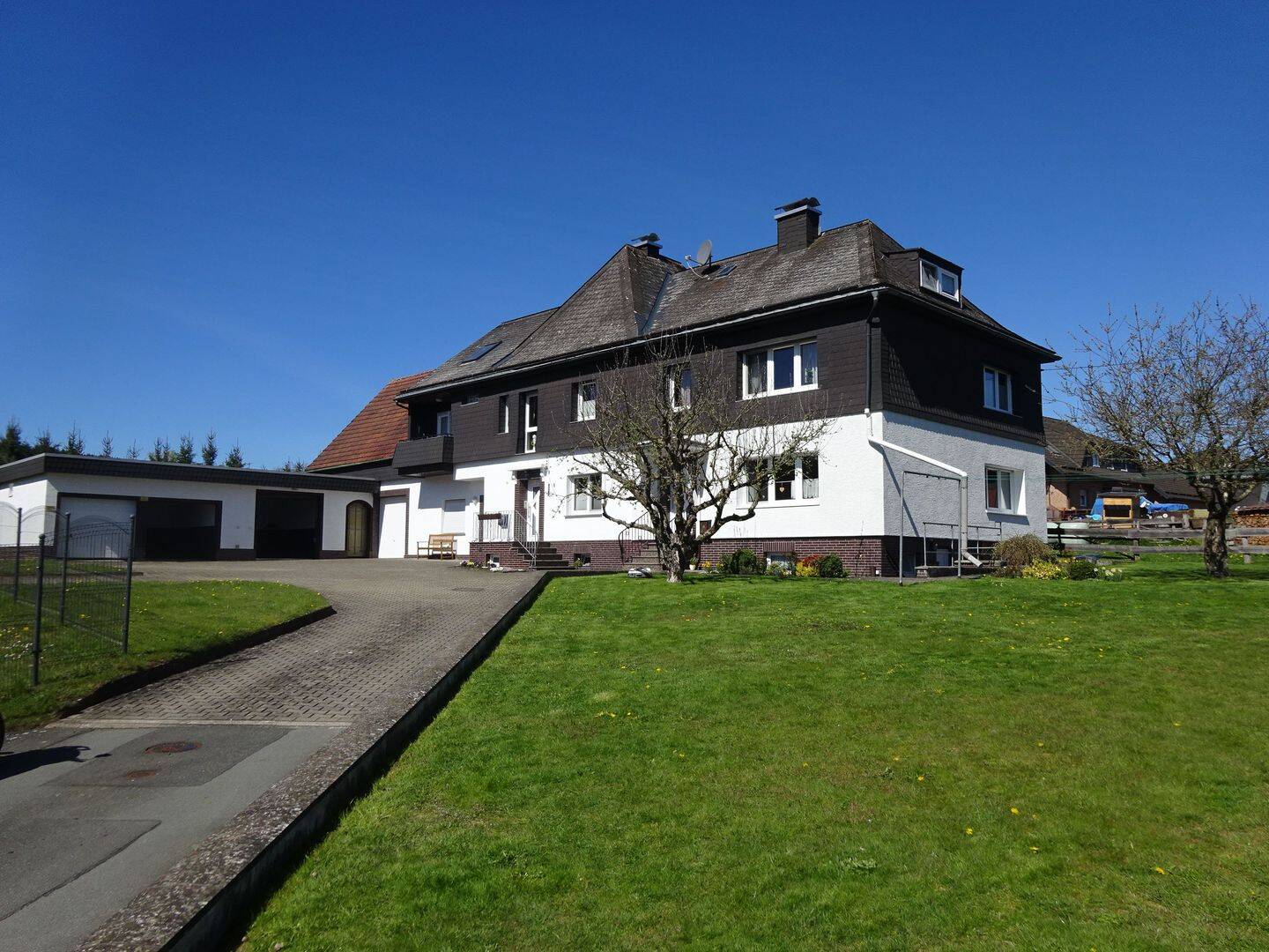 Gepflegtes Wohnhaus mit Scheune und Garagen in wunderschöner Lage, 59964 Medebach