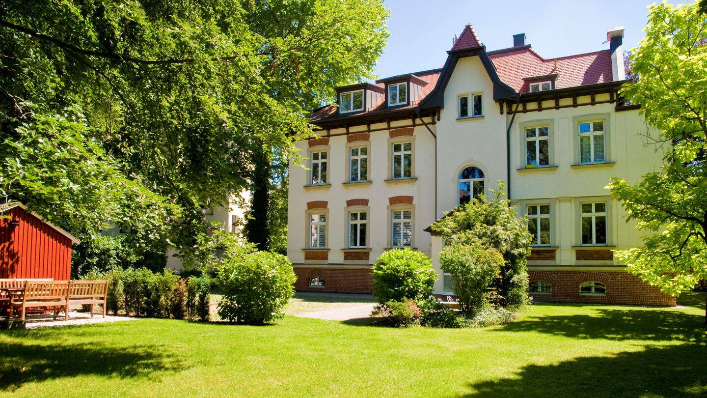 +++ Denkmalgeschützte Jugendstilvilla mit Grünanlage und Stellplätzen in Bestlage +++, 4155 Leipzig (Gohlis-Mitte Gohlis-Süd)