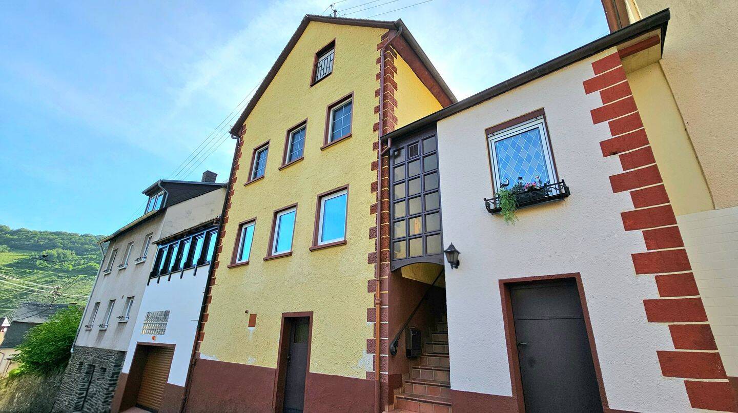 Renoviertes Einfamilienhaus mit Terrasse, Sauna, Garage und Weinbergblick in Briedel an der Mosel, 56867 Briedel