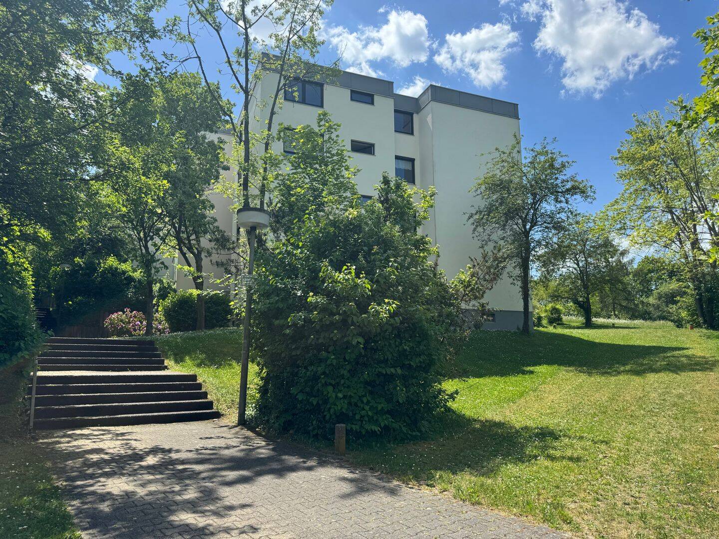 94m² – Großzügige 4-Zimmer-Wohnung mit Balkon, zwei Stellplätzen und attraktiver WG-Eignung, 97078 Würzburg (Grombühl Lindleinsmühle Versbach)