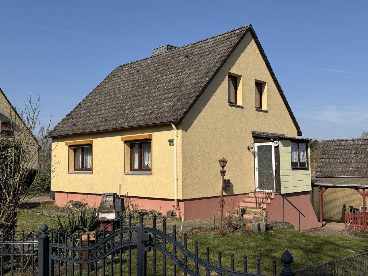 Verbundenes EFH mit Vollkeller, Nebengebäude und großem Grundstück in ruhiger grüner Ortslage, 21516 Müssen