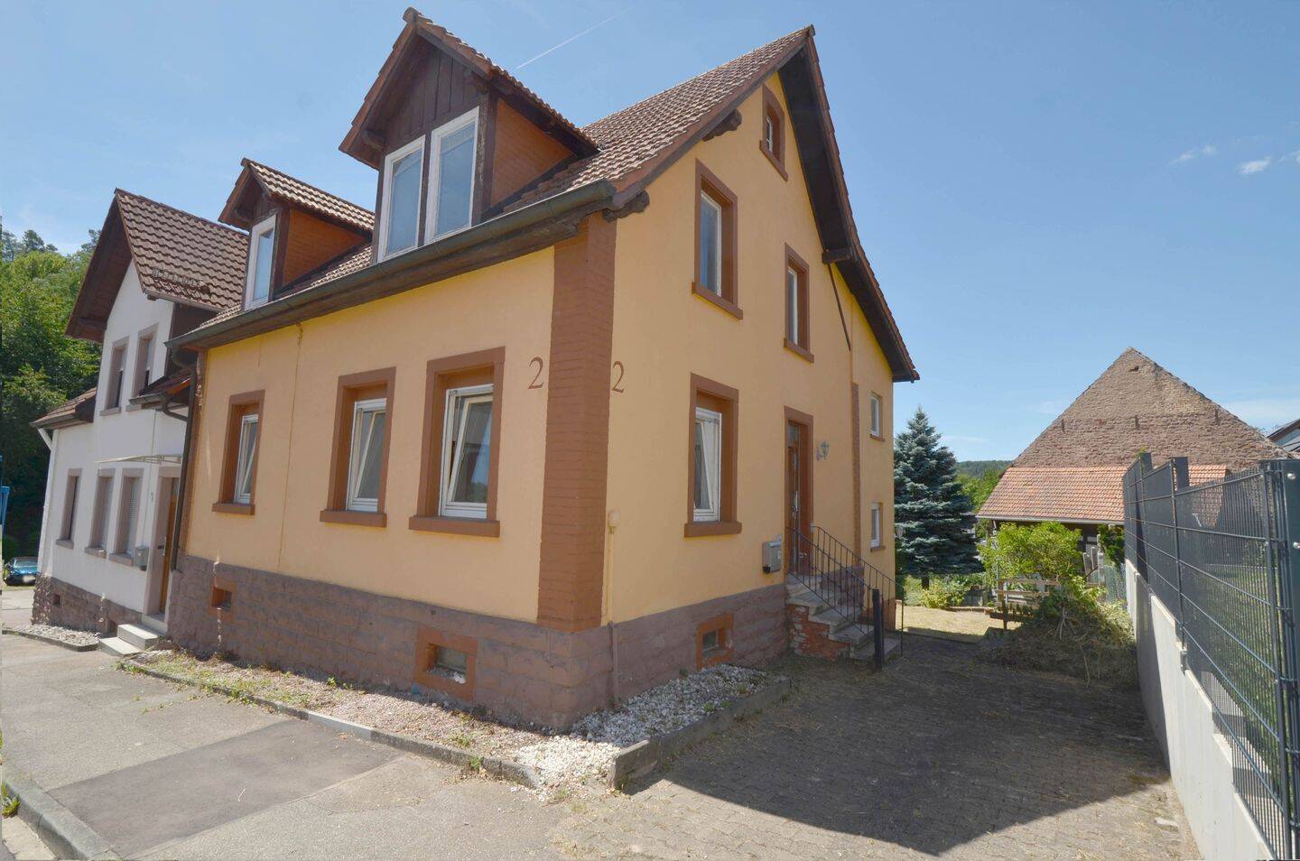 CHARMANTE DOPPELHAUSHÄLFTE mit Nebengebäude und Garten, 76337 Waldbronn