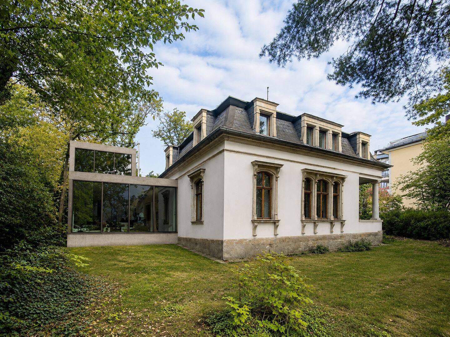 DENKMALGESCHÜTZTE VILLA AM ELBHANG, 1099 Dresden