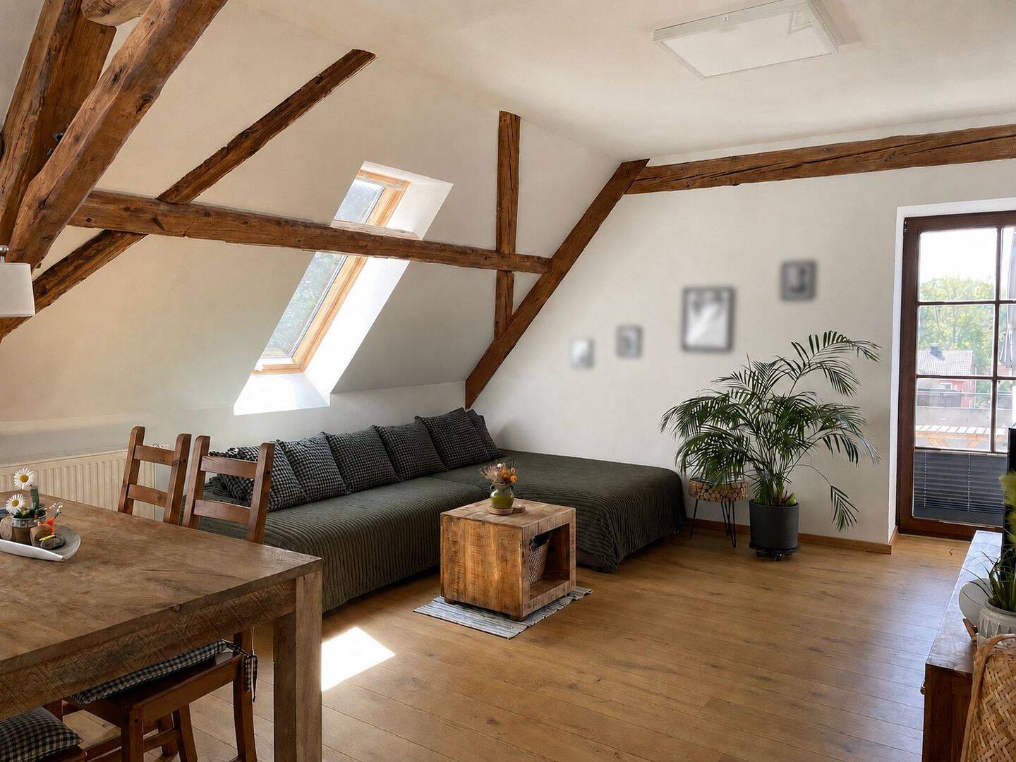 Zauberhaft – 4 Zimmer, Einbauküche, Balkon und riesiger moderner Dachboden, 2 Stellpl in Klipphausen, 1665 Diera-Zehren