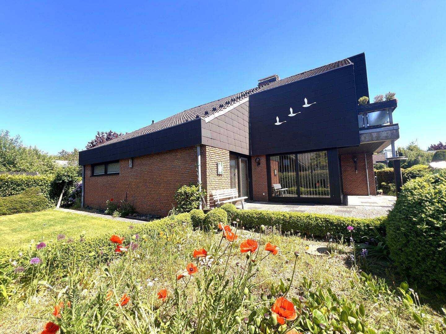 Lage trifft Potenzial: Großzügiges Haus in zweiter Reihe zum Nord-Ostsee-Kanal, 24107 Kiel (Suchsdorf)