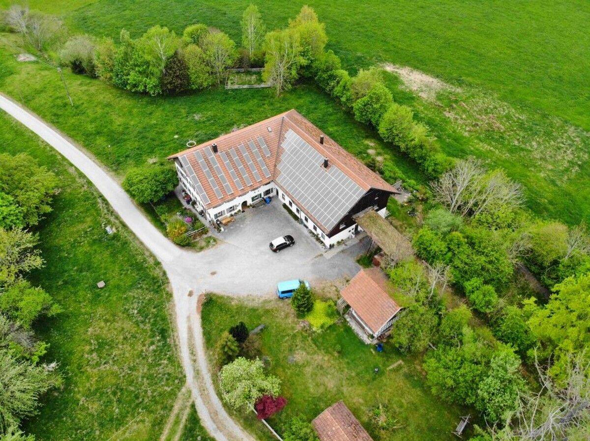 Unikat bei Altusried: Obergeschoßwohnung mit Teilfläche des Wirtschaftstraktes + landw. Fläche, 87452 Altusried