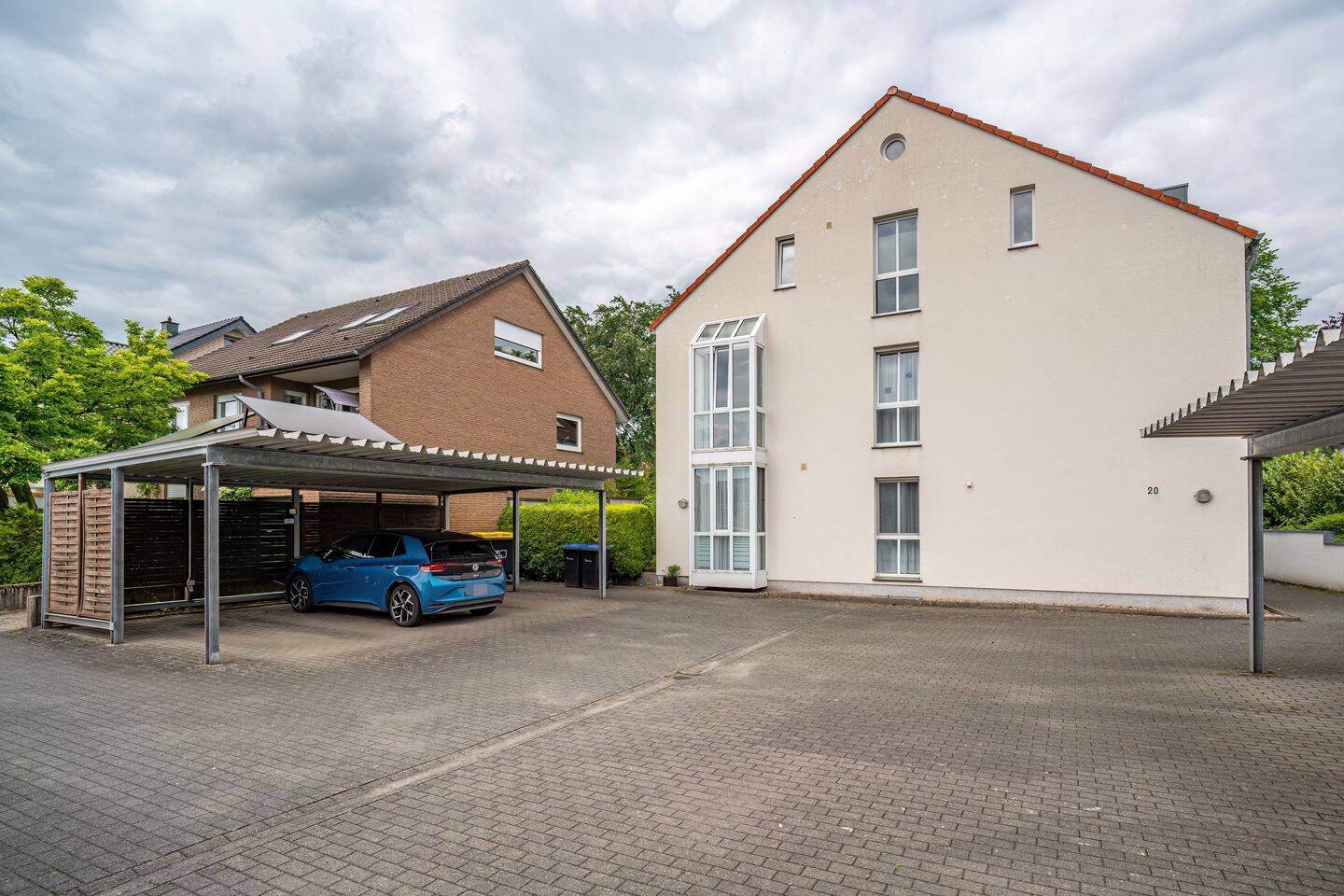 Großzügige 4-Zimmer-Eigentumswohnung mit Wintergarten und Carport in Steinhagen-Amshausen, 33803 Steinhagen