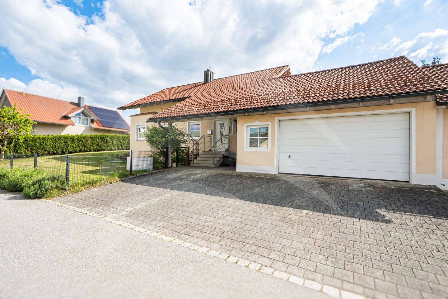 Gepflegtes Einfamilienhaus mit großem Garten, Pool und Einliegerwohnung, 94116 Hutthurm