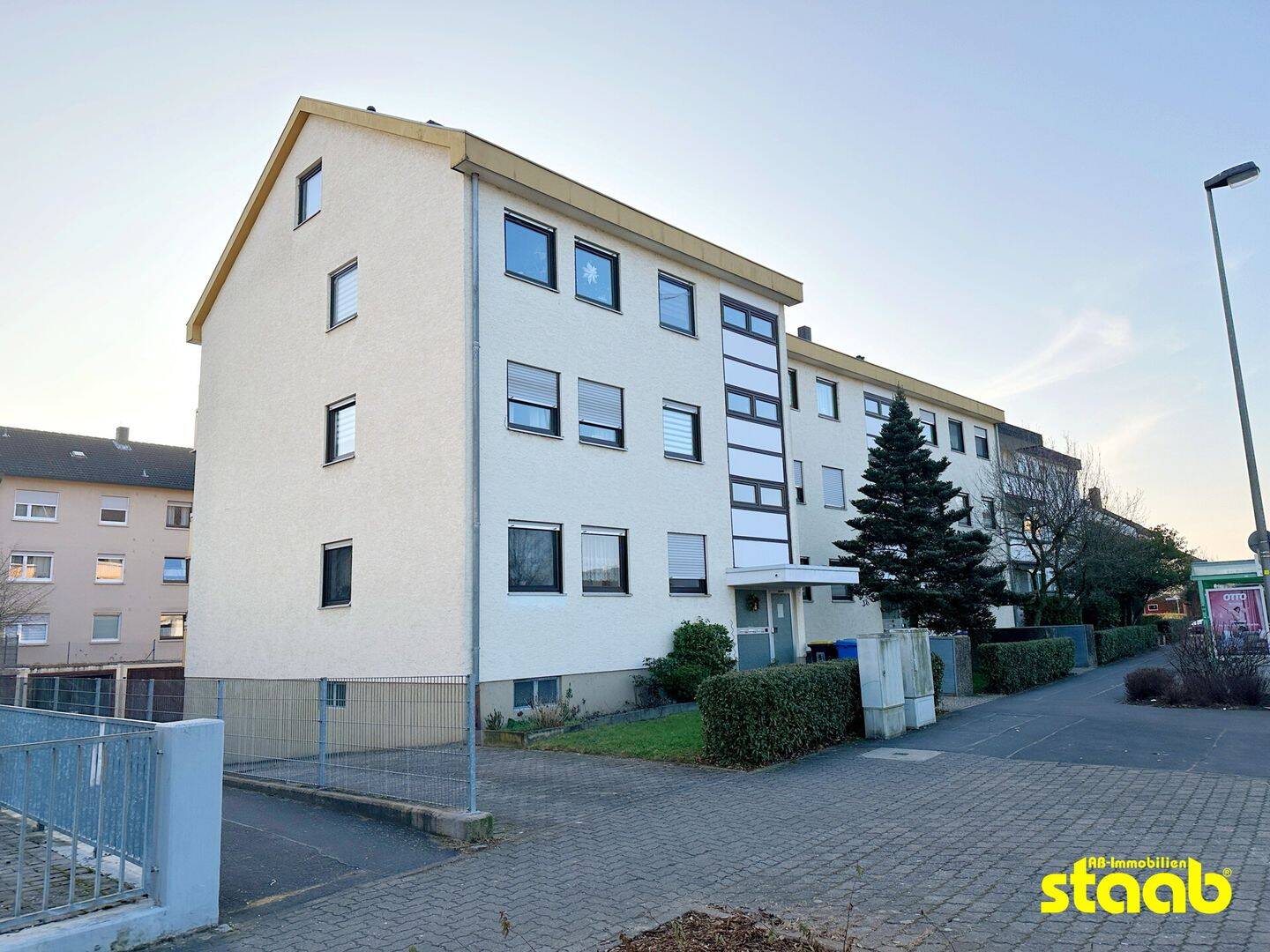 Gepflegte 3-Zimmer-Wohnung mit Balkon, Garage, Keller & ausgebautem Dachzimmer in Leider, 63741 Aschaffenburg (Damm Innenstadt Leider Nilkheim Strietwald)