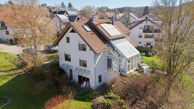 Gepflegtes Einfamilienhaus mit Einliegerwohnung und Doppelgarage in Stockach-Hoppetenzell, 78333 Stockach